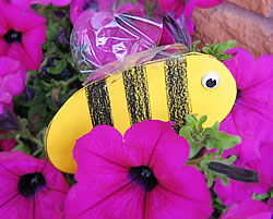 Mehiläinen on kiva koriste kukkaruukussa.