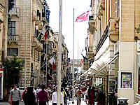 Valletta, ostoksia kauppakadulta