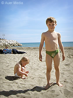 Lapset nauttivat auringosta rannalla - Costa del Sol, Carihuela